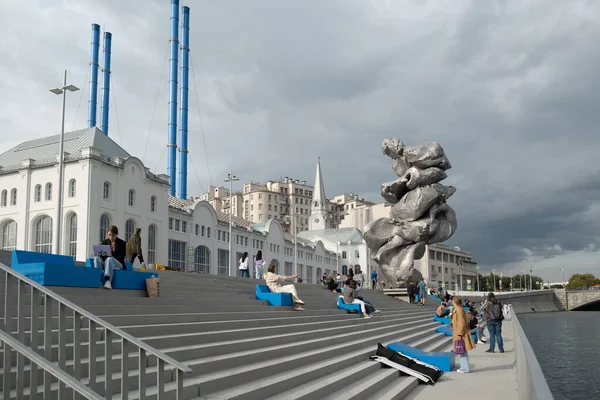 Moscú, Rusia - 24 de agosto de 2021: Obra de escultura monumental, Gran Arcilla número 4 realizada por el artista suizo Urs Fischer. Arte moderno contemporáneo de la instalación en Bolotnaya Embankment — Foto de Stock