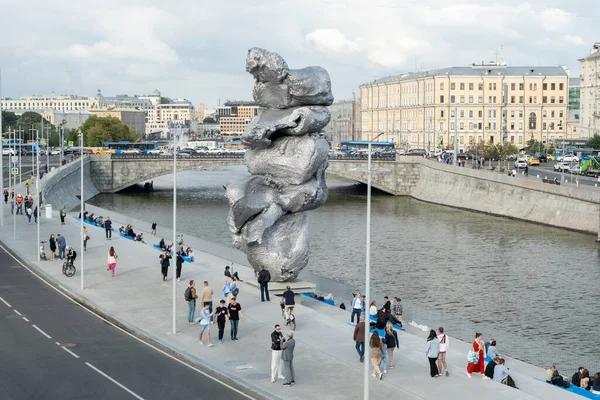 Moskou, Rusland - 24 augustus 2021: Monumentaal beeldhouwwerk, Big Clay nummer 4 gemaakt door de Zwitserse kunstenaar Urs Fischer. Moderne hedendaagse installatiekunst bij Bolotnaya Embankment — Stockfoto