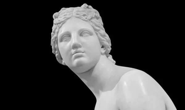 Copia di gesso di antica statua Venere testa isolata su sfondo nero. Gesso scultura faccia donna — Foto Stock