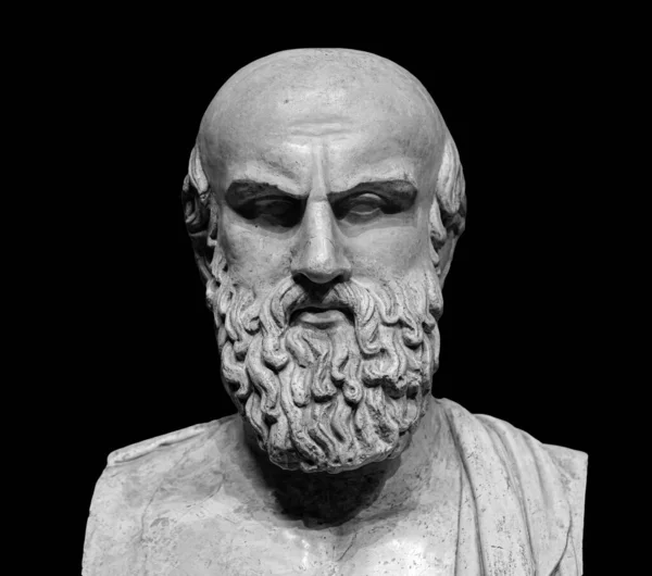 古代ギリシャの詩人アスキリュスの像は黒い背景に孤立していた。古い髭の男の彫刻 — ストック写真