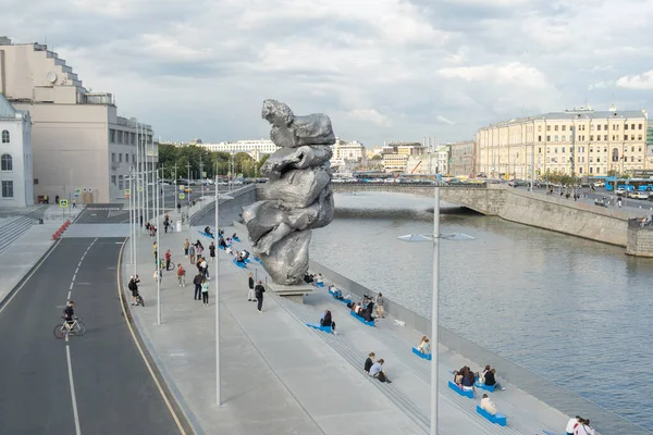Moscú, Rusia - 24 de agosto de 2021: Obra de escultura monumental, Gran Arcilla número 4 realizada por el artista suizo Urs Fischer. Arte moderno contemporáneo de la instalación en Bolotnaya Embankment — Foto de Stock