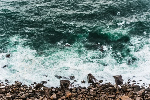 Waves hitting the sea shore — Stock Photo, Image