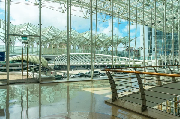 LISBOA, PORTUGAL - 1 DE ABRIL DE 2013: Estação Ferroviária do Oriente. Esta estação foi projetada por Santiago Calatrava para a feira mundial da Expo '98 . — Fotografia de Stock