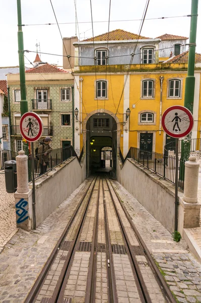 LISBONA, PORTOGALLO - 1 APRILE 2013: Famosa funicolare della Bica (Elevador da Bica) il 26 ottobre 2013 a Lisbona, Portogallo — Foto Stock