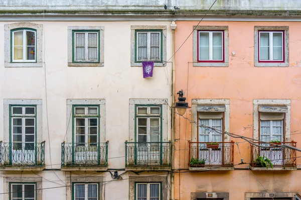 Antigua casa antigua exterior con balcón — Foto de Stock