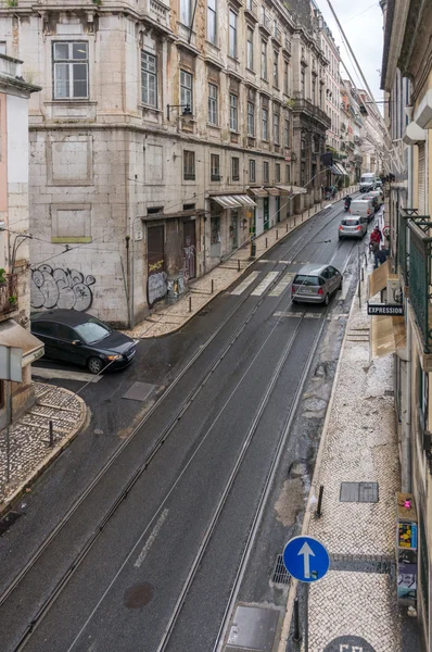 LISBOA, PORTUGAL - 1 DE ABRIL DE 2013: Rua velha na cidade de Lisboa — Fotografia de Stock