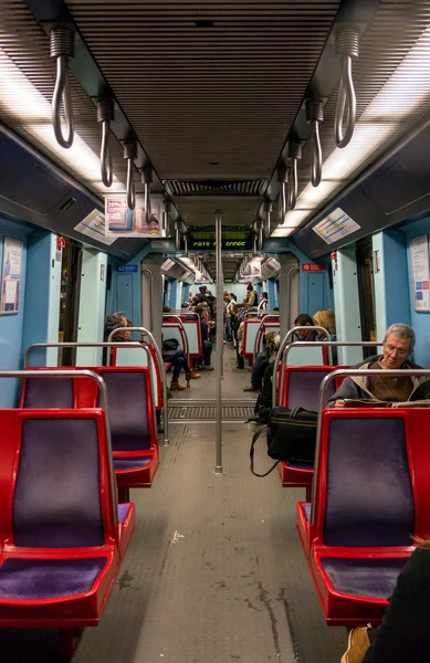 Lissabon, Portugal - den 1 April, 2013: Personer inom tunnelbanan. — Stockfoto