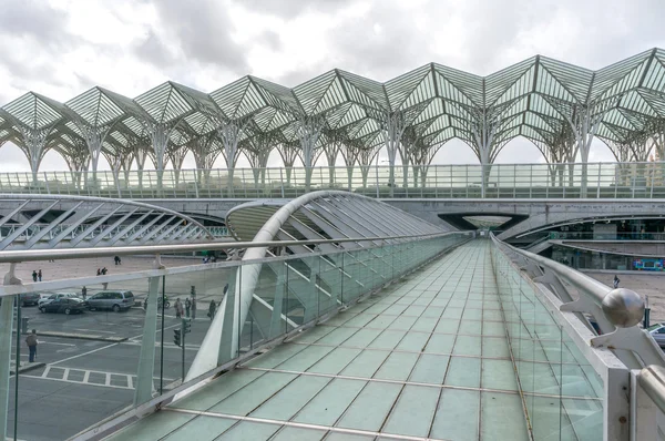 Lisbon, Portekiz - 1 Nisan 2013: oriente tren istasyonu. Bu istasyon, expo ' 98 Dünya Fuarı için santiago calatrava tarafından tasarlanmıştır. — Stok fotoğraf