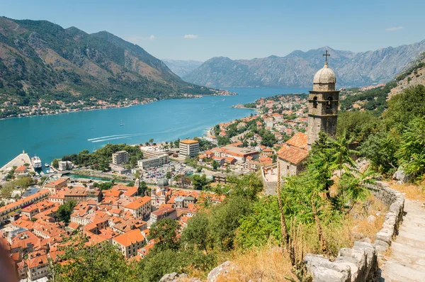 Kotor Bay und Blick auf die Altstadt, Montenegro — Stockfoto