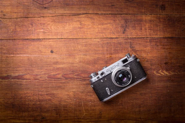 Fotocamera vintage su sfondo di legno — Foto Stock