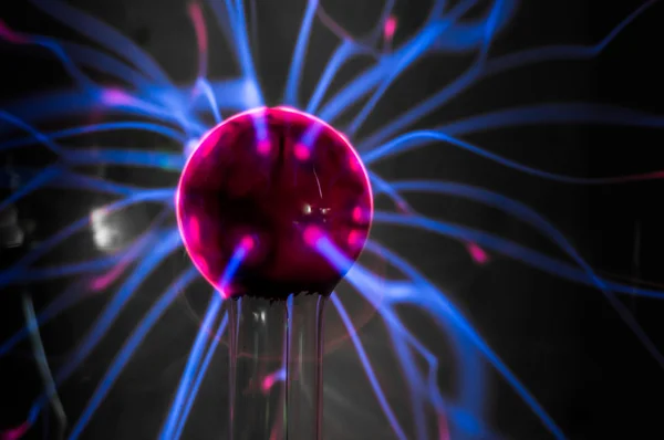 Pelota de plasma con llamas magenta-azules aisladas sobre fondo negro . —  Fotos de Stock