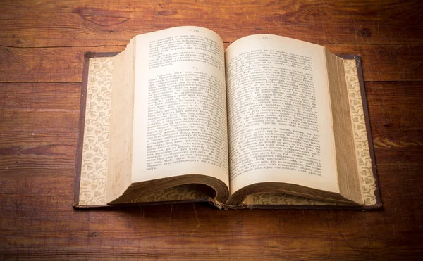 Libro aperto su fondo legno antico — Foto Stock