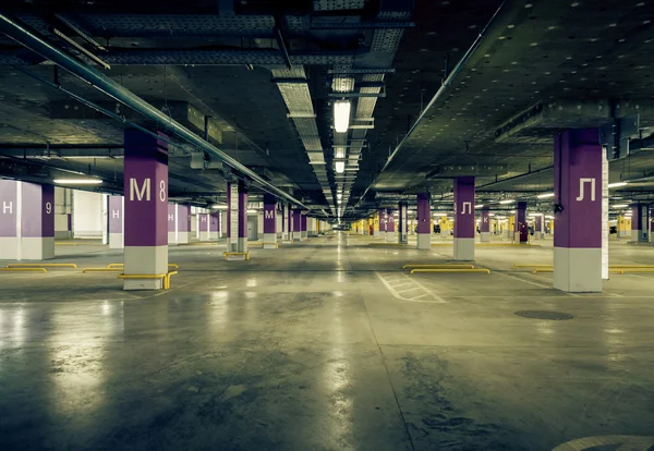 在黑暗的工业楼宇，现代公共建筑停车场车库地下室内霓虹灯 — 图库照片