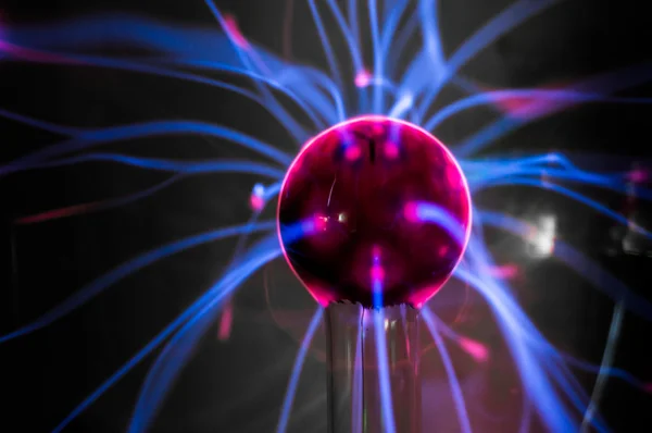 Palla al plasma con fiamme magenta-blu isolate su fondo nero . — Foto Stock