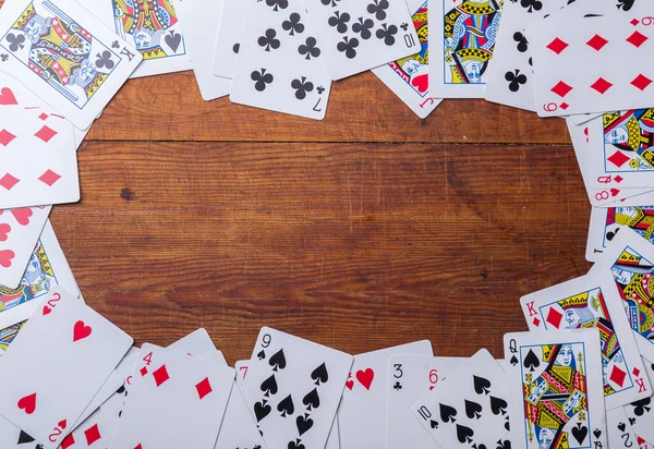 Jogando cartas dispostas em um quadro para o fundo — Fotografia de Stock