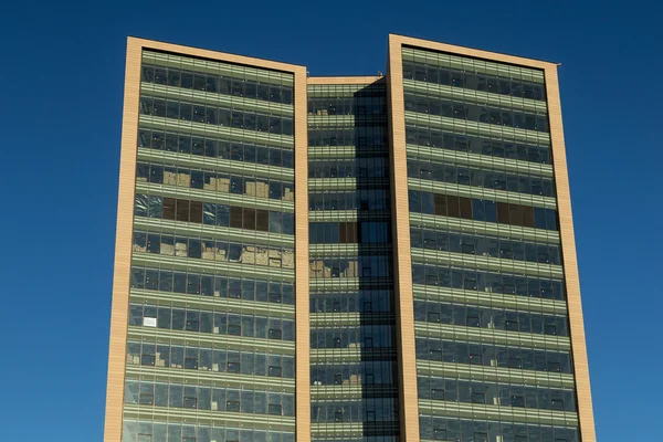 Esterno in vetro di un moderno edificio per uffici — Foto Stock