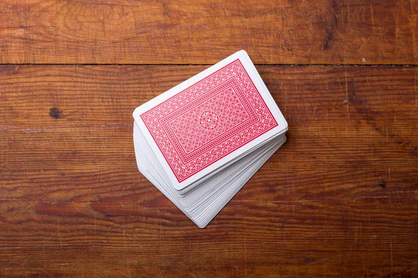 A fából készült asztal palying kártyák — Stock Fotó