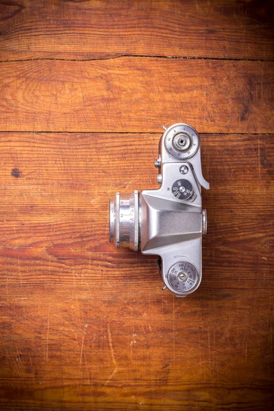 Ročník fotografické kamery na dřevěné pozadí, pohled shora — Stock fotografie
