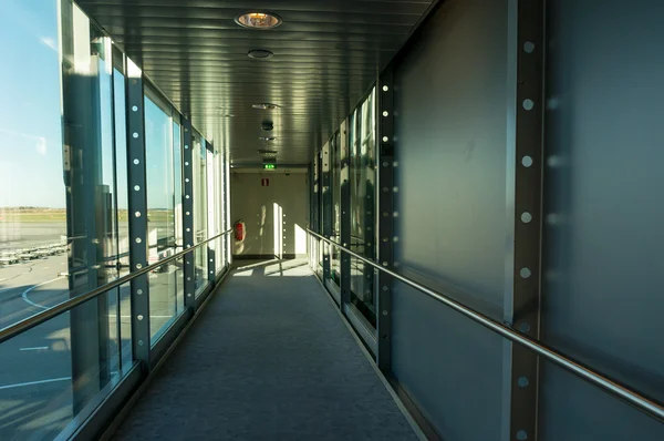 Άδειος διάδρομος στο σύγχρονο κτίριο γραφείων. — Φωτογραφία Αρχείου