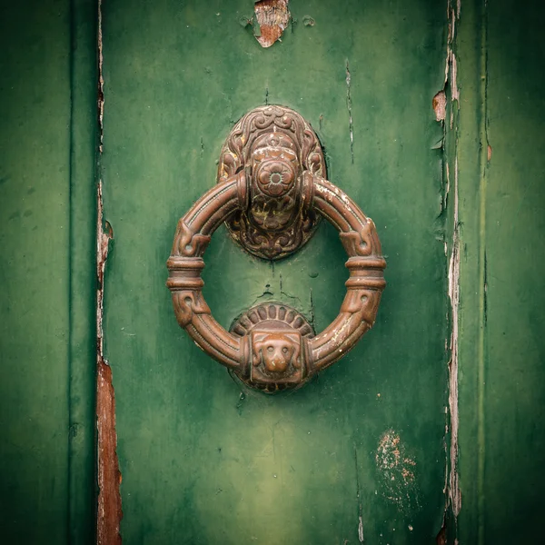 An old metal door handle knocker — Stock Photo, Image