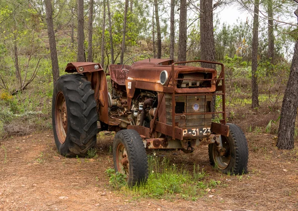 Tractor abandonado — Fotografia de Stock