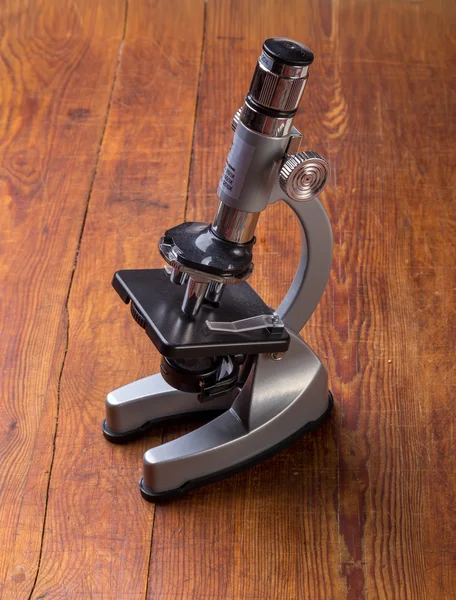Microscopio en la mesa para fondo de ciencia vintage —  Fotos de Stock