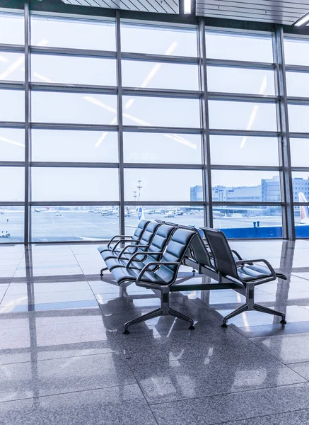 Área de espera del aeropuerto, asientos y fuera de la escena de la ventana —  Fotos de Stock