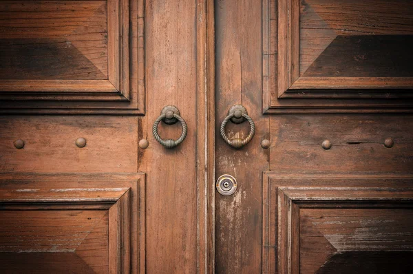 Um velho batedor de maçaneta de porta de metal — Fotografia de Stock