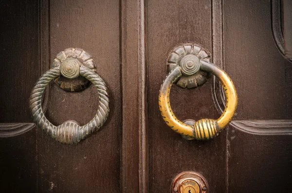古いの金属製のドア ハンドル ノッカー — ストック写真