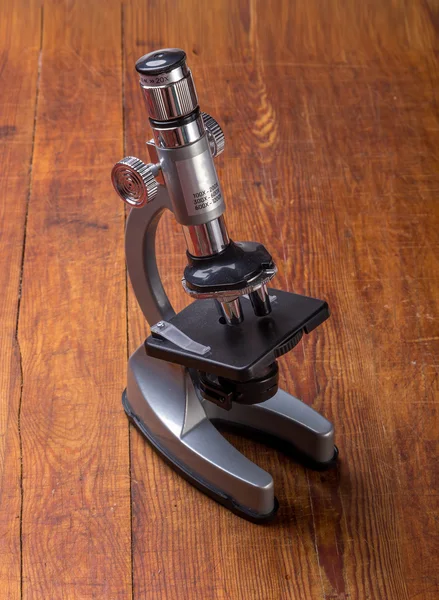 Microscópio na mesa para o fundo da ciência vintage — Fotografia de Stock
