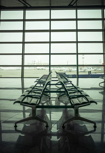 机场候机室、 座位和外窗景 — 图库照片