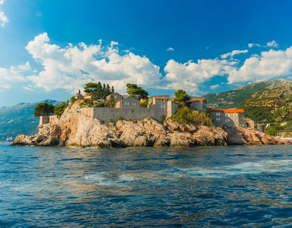 Sveti stefan, kleine eilandje en resort in montenegro. Balkan, Adriatische Zee, Europa. schoonheid wereld. — Stockfoto