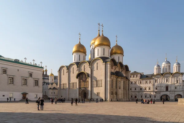 МОСКВА, РОССИЯ - 19 октября 2014 года: Успенский собор в Москве Кремлин — стоковое фото