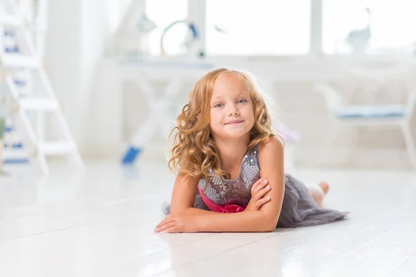 Adorável menina em seu quarto — Fotografia de Stock