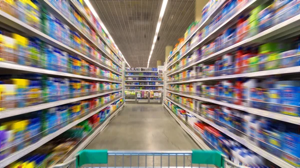 Carrinho de Compras Vista em um corredor de supermercado e prateleiras - Imagem Ha — Fotografia de Stock