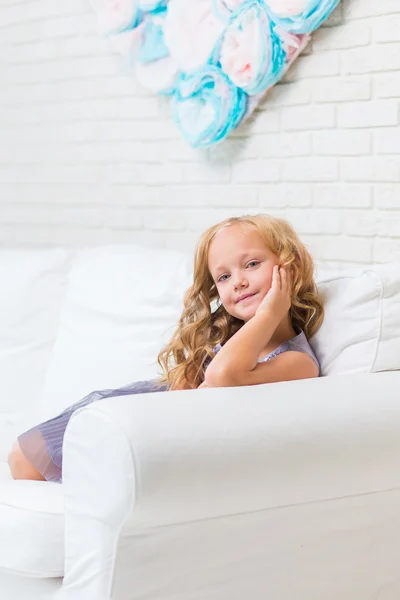 Adorável menina em seu quarto — Fotografia de Stock