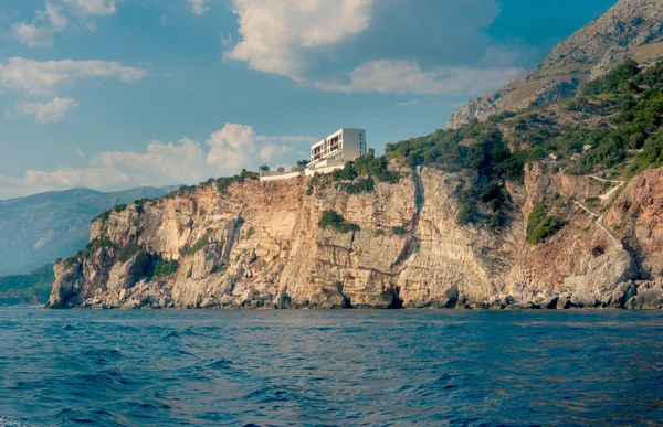 Wysokie klify przy plaży centrum Budvy zrobić wybrzeża, jeszcze bardziej malownicze i romantyczny rejs, Czarnogóra. — Zdjęcie stockowe