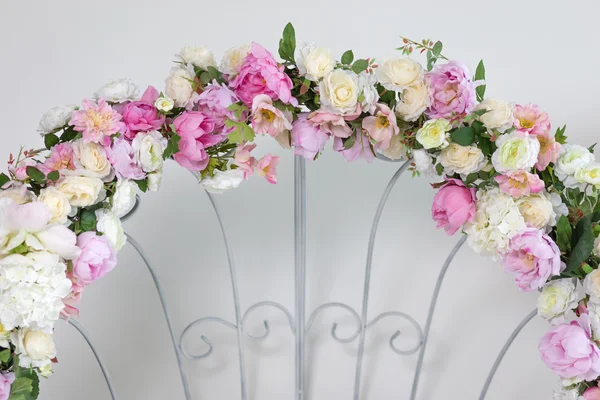 Deel van huwelijksboog met roze en witte bloemen — Stockfoto