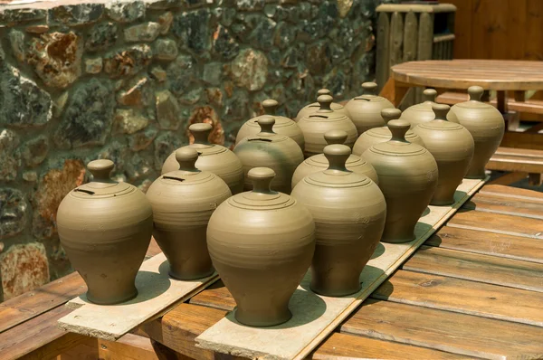 Many pots kept for drying in the sun — Stock Photo, Image