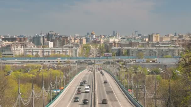 Автомобілі по автомагістралі в Москві. — стокове відео