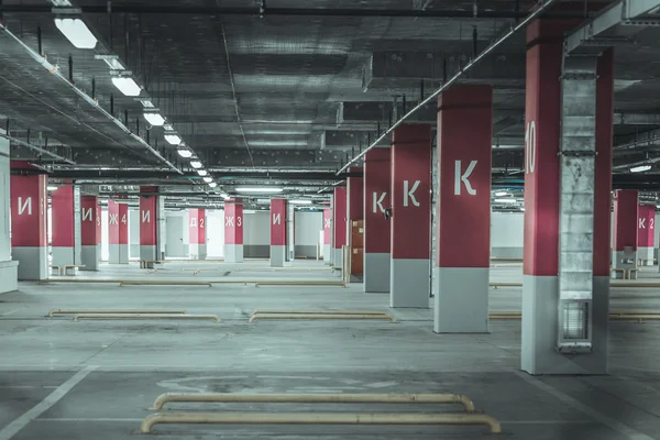 Estacionamento vazio garagem — Fotografia de Stock