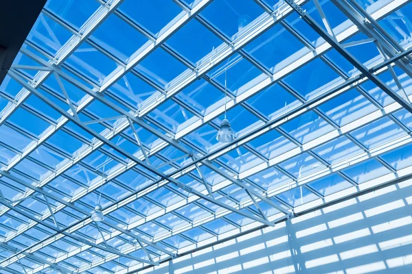 Prosklená střecha na nádraží v slunci — Stock fotografie