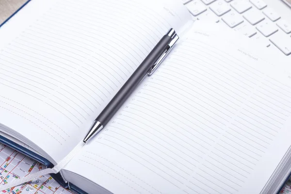 オフィステーブルの上にペン付きの空白のメモ帳 — ストック写真