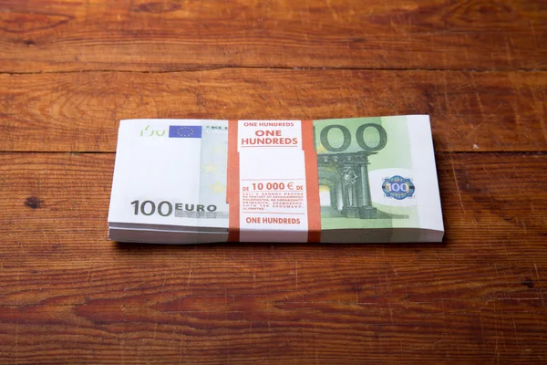 Close-up of  100 Euro banknotes on wood background. — Stock Photo, Image
