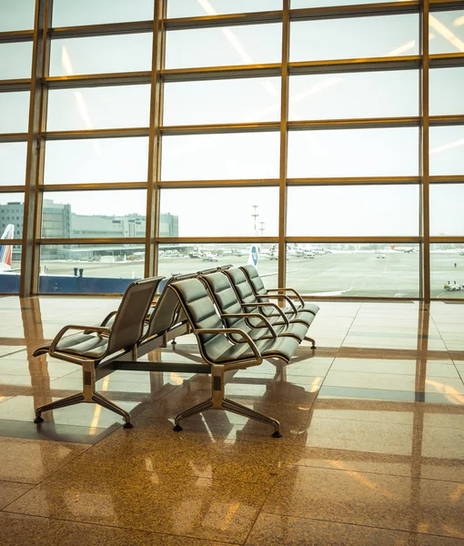 Havaalanı bekleme yeri, koltuk ve pencere sahne dışında — Stok fotoğraf