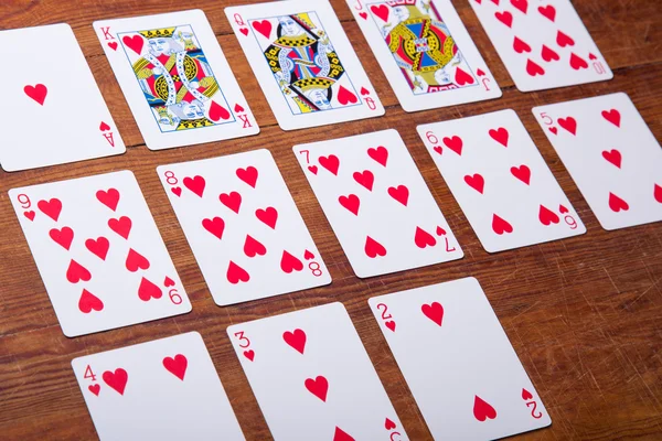 Παίζοντας κάρτες σε ξύλινα φόντο, παίζοντας κάρτες για ημέρα του Αγίου Βαλεντίνου — Φωτογραφία Αρχείου