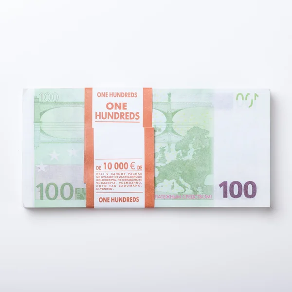 Primer plano de los billetes de 100 euros aislados sobre fondo blanco . — Foto de Stock