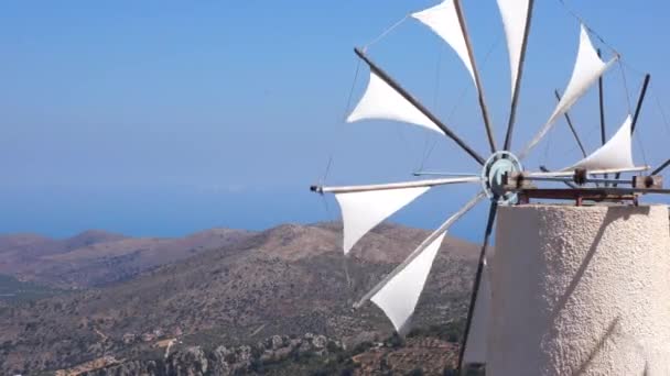 Alte griechische Windmühlen vor blauem Himmel — Stockvideo