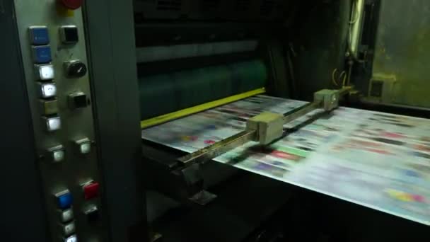 Industriell tryckning av broschyrer och tidskrifter på en roterande press factory — Stockvideo
