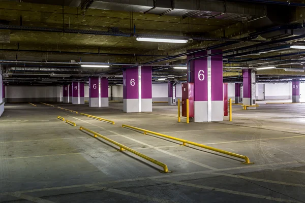 Lege parkeergarage — Stockfoto